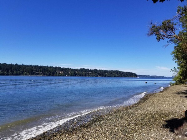 På stranden, solstolar och strandhanddukar