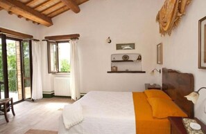 4 habitaciones, tabla de planchar con plancha, wifi y ropa de cama 