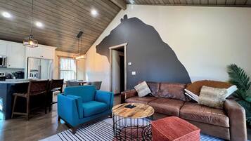 Smart TV, chimenea y libros