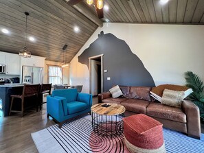 Smart TV, chimenea, libros