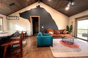 TV connectée, cheminée, livres