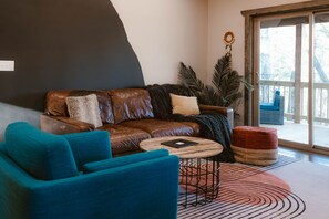 TV connectée, cheminée, livres