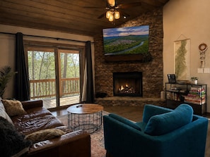 Smart TV, chimenea, libros y estéreo