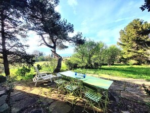 Outdoor dining - LE Mazet DU Chateau (PEYRIAC MINERVOIS)