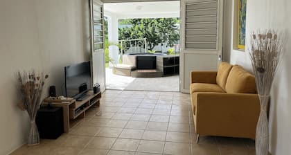 Chaleureux bas de Villa vue mer