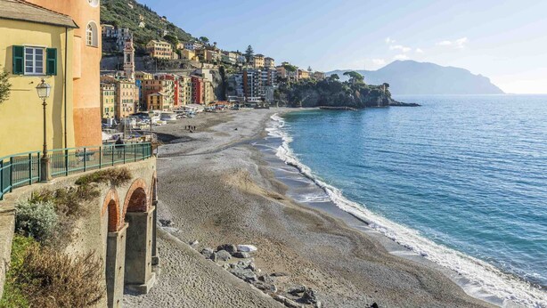 A coastal town with colorful buildings, a beach, and a rocky shoreline. - Apartment in Sori with 3 bedrooms sleeps 6 (Sori)