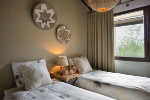 2 habitaciones, tabla de planchar con plancha y cuna de viaje 