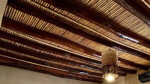 Un dormitorio con una cama grande, cabecera de madera y suelo con diseño de piedra.