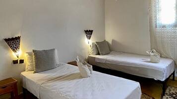 Ropa de cama de alta calidad, colchones con efecto memoria y minibar