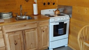 Coffee/tea maker, fridge, microwave, oven - Miners Cabin - New Private and Cozy (Cottonwood)