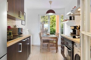 Refrigerador, microondas, horno, placa de cocina