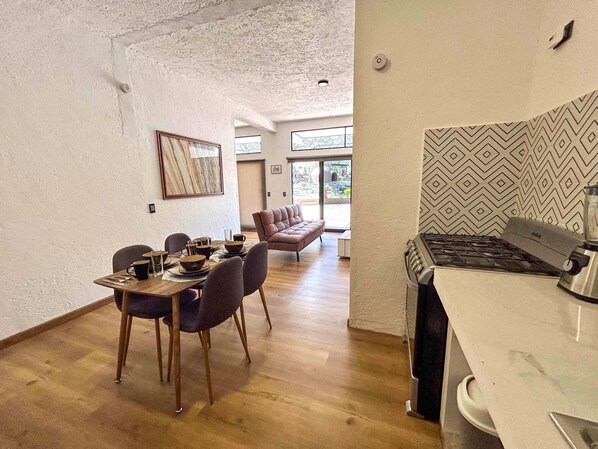 Private kitchen - Apartment with Heated Pool with Solar Panels in Tepoztlán (Tepoztlán)