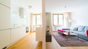 Ein modernes Apartment mit Küche, Essbereich und Wohnzimmer.