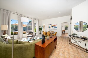 Smart-TV, Kamin, Arbeitsbereiche