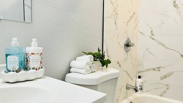 Hiustenkuivaaja, pyyhkeet, saippua, sampoo