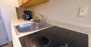 Kjøleskap, mikrobølgeovn, kokeplater og oppvaskmaskin
