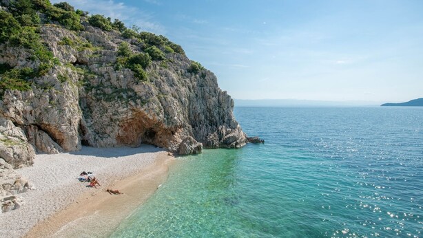 A coastal beach with clear turquoise waters, rocky cliffs, and a sandy shore. - Villa Eugenia (Kvarner - Mošćenička Draga) (Mošćenička Draga)
