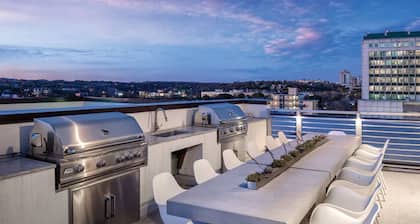 Modern 1BdRm -Ready for your F1 Race Weekend -Oct. 17-21 Downtown & Close to all