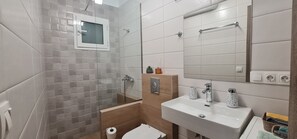 Douche, sèche-cheveux, serviettes fournies, savon