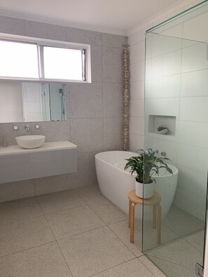 Hair dryer, soap, shampoo, toilet paper - Rye Beach Escape (Rye)