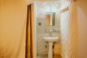 Douche, articles de toilette gratuits, sĂšche-cheveux, chaussons