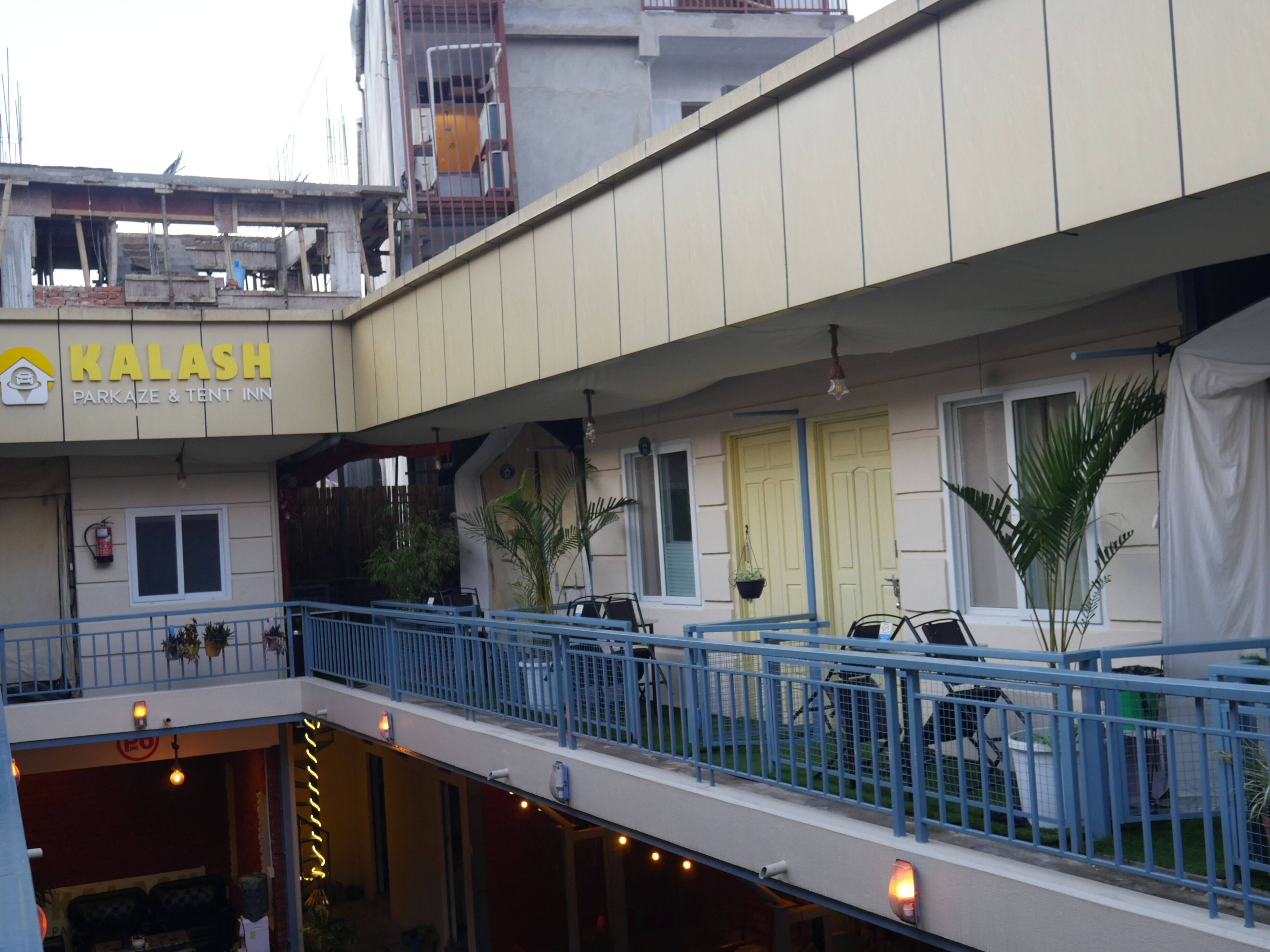Un edificio de varios pisos con un letrero que dice 'Kalash Parkaze & Tent Inn'.