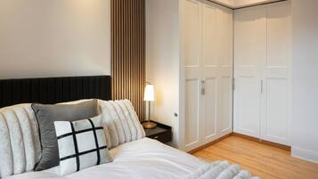 4 bedrooms, desk, free WiFi, bed sheets