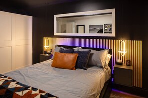Escritorio, wifi gratis y ropa de cama