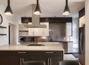 Fridge, microwave, oven, stovetop - Villa Montcalm: Prestige & Confort au Vieux-québec (Québec)