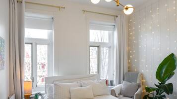 4 多间卧室、办公桌、免费 WiFi、床单