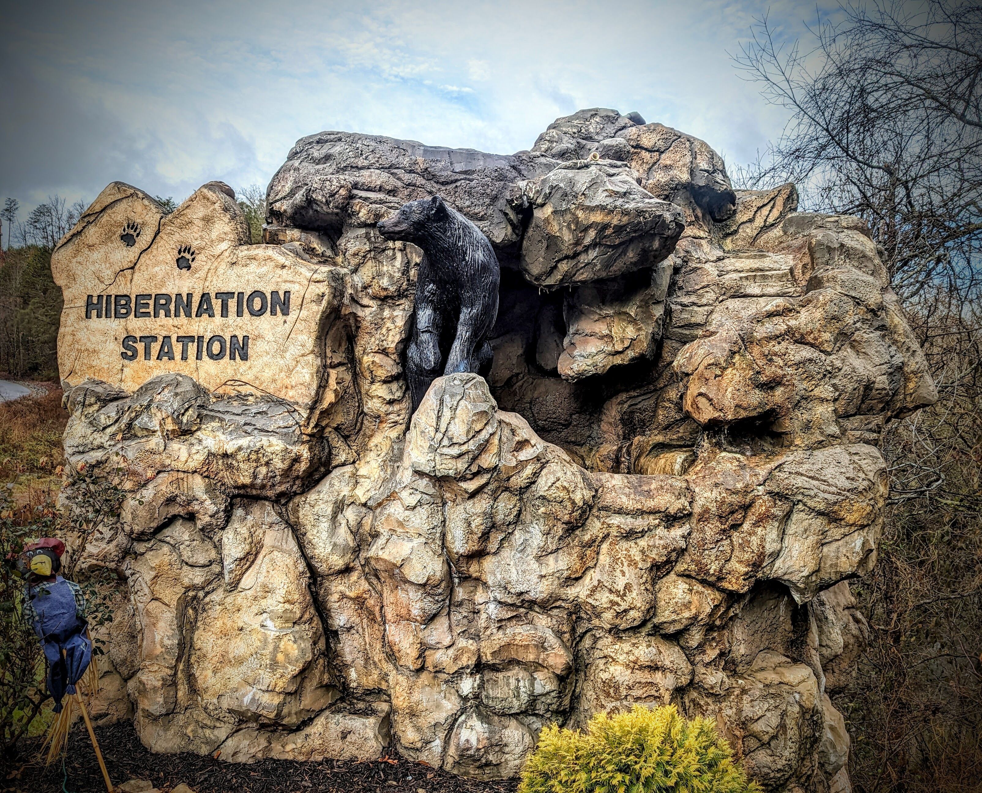 Una formación rocosa con un letrero que dice 'Hibernation Station'.