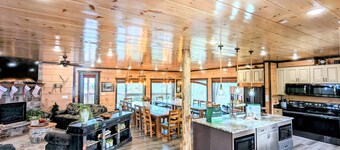 Chestnut Oak Lodge by OakRidgeStays: 12 Bedrooms, Sleeps 45, Theater, Pool
