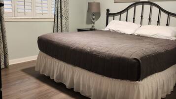 2 quartos, escrivaninha, ferros/tábuas de passar roupa, berço de viagem