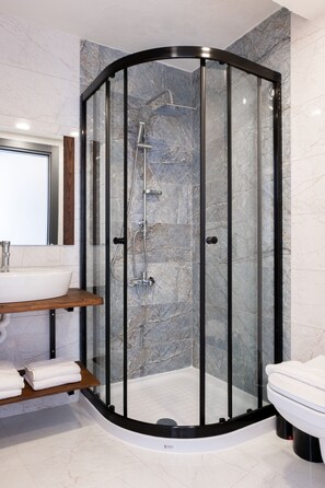 Design tweepersoonskamer | Badkamer | Een douche, een regendouche, milieuvriendelijke toiletartikelen
