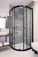 Quarto casal design | Banheiro | Chuveiro, chuveiro com efeito de chuva