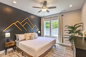 3 bedrooms, iron/ironing board, free WiFi, bed sheets - Beautiful Home - 6 Miles to Downtown Asheville w/ Fire Pit! (Asheville)