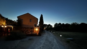 A rural house with a dirt driveway leading to a gated entrance. - La Maison de vos Vacances (Béziers)