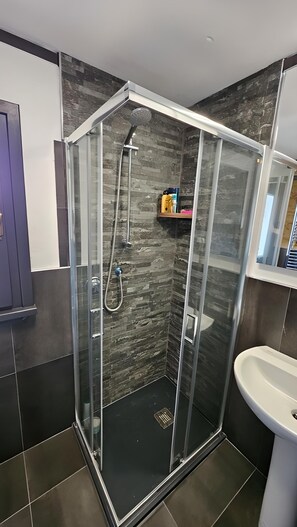 Een douche, een haardroger, een bidet, handdoeken