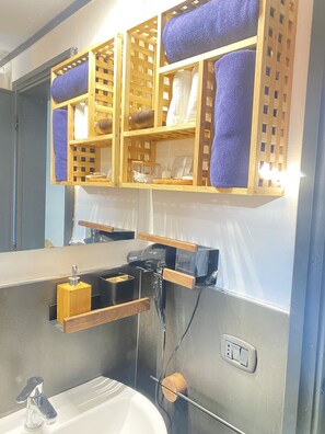 Suihku, hiustenkuivaaja, bidee, pyyhkeet