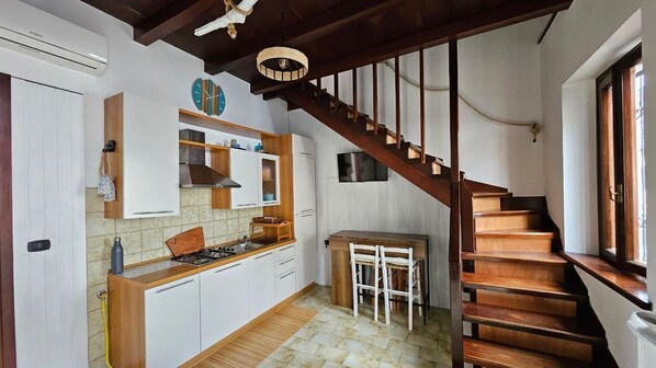 Kühlschrank, Wasserkocher mit Kaffee-/Teezubehör