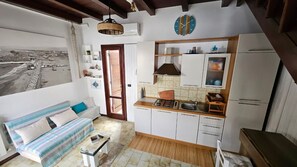 Kühlschrank, Wasserkocher mit Kaffee-/Teezubehör