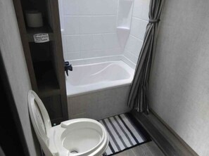 Serviettes fournies, savon, shampoing, papier toilette