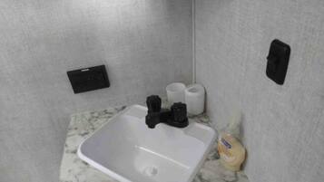 Handuk, sabun, sampo, dan tisu toilet