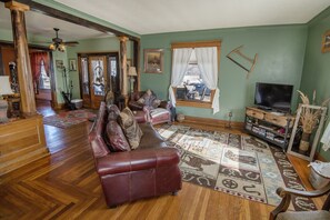 Smart TV - Cozy Stone & Brick home in the heart of the Beautiful Flint Hills (Cottonwood Falls)
