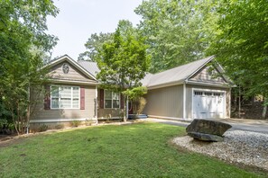 Exterior - Escape to Nature's Serenity: Cozy Lake Lanier House with Remote Office (Dawsonville)