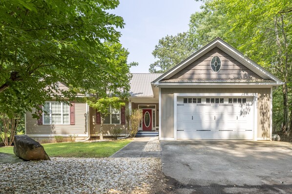 Exterior - Escape to Nature's Serenity: Cozy Lake Lanier House with Remote Office (Dawsonville)