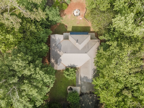 Escape to Nature's Serenity: Cozy Lake Lanier House with Remote Office