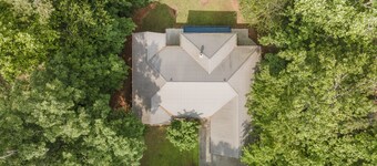 Escape to Nature's Serenity: Cozy Lake Lanier House with Remote Office