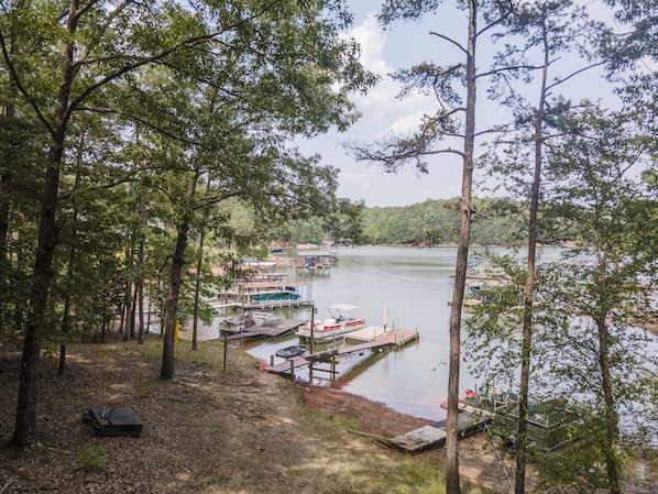 Marina - Escape to Nature's Serenity: Cozy Lake Lanier House with Remote Office (Dawsonville)