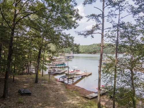 Escape to Nature's Serenity: Cozy Lake Lanier House with Remote Office